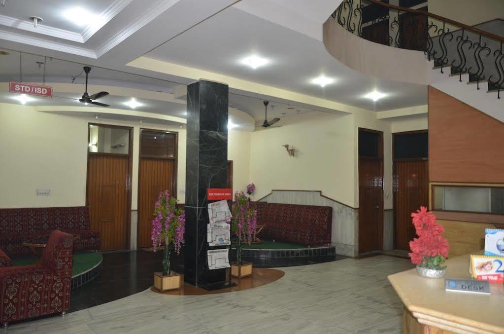 Oyo Hotel Silver Shine Near Gurudwara Shri Bangla Sahib Ню Делхи Екстериор снимка